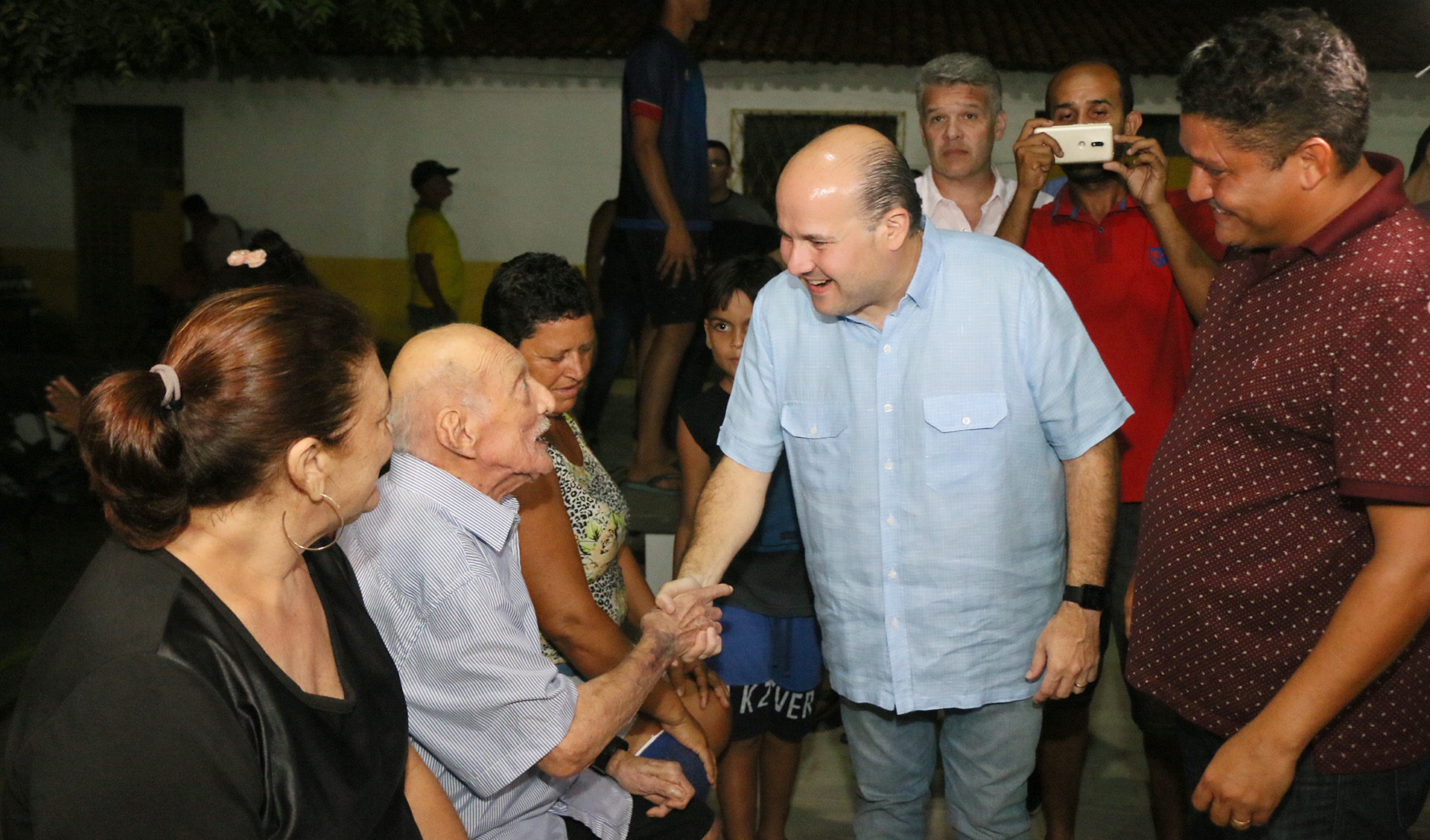 prefeito roberto cláudio cumprimenta um senhor sentado